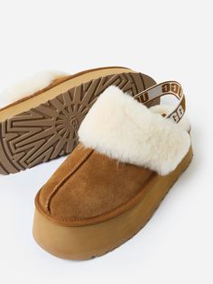 DESCRIPTION:Retro-inspired chunky slipper.FEATURES:SlipperRound ToeElastic Heel StrapSheepskin Collar10mm Sheepskin Lining & InsoleUpper: Suede | Outsole: EVAHeel Height: 2 in. Preppy Shoes, Snowboard Boots, Saint Bernard, Ski And Snowboard, Womens Uggs, Slide Slipper, Retro Inspired, Chestnut, Cool Outfits