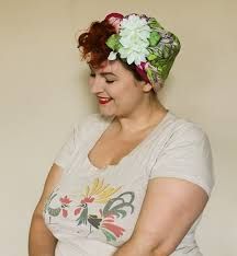 how to wear a hair flower with a vintage scarf turban Vintage Headscarf, Retro Hairstyles Tutorial, Curly Fringe, Scarf Turban, 10 Ways To Wear, Retro Hair, Head Scarf Styles, Hair Flower, Retro Hairstyles