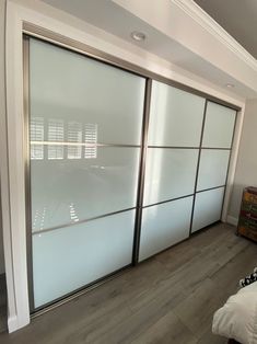 the sliding glass doors in this bedroom are made to look like they have been frosted