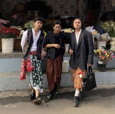 Outfit Kondangan Pria Casual, Berkain Modern, Berkain Outfit, Outfit Kondangan Pria, Indonesian Style Outfit, Nusantara Outfit, Modern Batik Outfit, Aesthetic Kimono Outfit Men, Batik Men Outfit