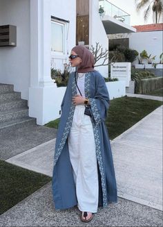 Abaya Fashion Casual, Outfits With Abaya, Abaya Outfit Ideas Casual, Open Abaya Outfit With Jeans, Abaya And Jeans, Summer Hijabi, Abaya Outfits, Outfits Muslim, Casual Abaya