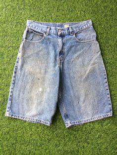 Size 31 Vintage Y2K's Levis Red Tab Shorts Jeans High Waisted Distressed Dirty Light Wash Blue Denim Shorts Mom Girlfriend Jeans Boyfriends Jeans Short Jeans, Waist 31" Brand: Levi's red tab 100% Cotton Size On Tag: 30  but fits more like: W31 Waist 31" Rise 13.5" Thighs 28.5" Hips 43.5" Inseam 12" Length 23" Leg opening 22.5" All measurements are taken with the garment laying flat & doubled. Measurement in inches. CONDITIONS: Distressed and faded. See all photos Excellent Vintage Conditions. we Boyfriend Jean Shorts, Jeans Petite, Jeans High Waisted, Girlfriend Jeans, Blue Denim Shorts, Short Jeans, Short Waist, Shorts Jeans, Vintage Levis