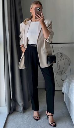 Business Lady, Minimalist Outfits, Business Attire Women, Blazer Outfits For Women, Nashville Outfits, Business Outfits Women, Stylish Work Attire, Style Blazer, Office Outfits Women