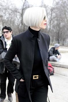 Beautiful + natural Minimalisticky Chic, Kort Bob, Week Calendar, Black Clothes, Advanced Style, Black Clothing, Ageless Style, Going Gray, Ageless Beauty