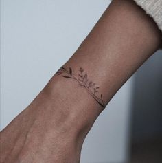 "20 Exquisite Small Tattoo Designs to Enhance Your Natural Grace" Chrysanthemum Bracelet Tattoo, Birthmark Tattoo, Wrap Around Wrist Tattoos, Around Arm Tattoo, Wrap Around Tattoo, Tato Minimal, Wrap Tattoo, Lavender Tattoo