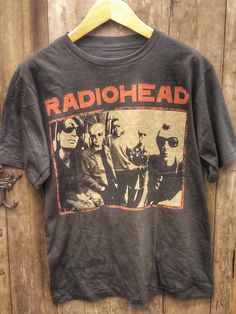 Grunge Core Shirt, Radiohead Graphic, Band Tee Outfits, Vintage Band Shirts, Vintage Band T Shirts, Mode Hippie, Grunge Band, Mens Tshirts Fashion, Vintage Band Tees