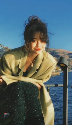 Photo Pose Inspiration, Hongkong 90s, Professional Tips, Looks Black, Pose Reference Photo, Portrait Poses, Fashion Images, 가을 패션