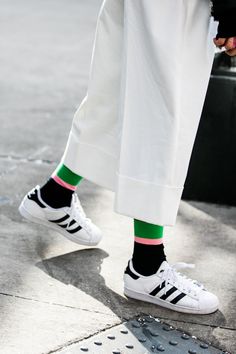 Sneakers outfit - Adidas Superstar, colorful socks and white pant (©vogue) Socks Outfit, Adidas Socks, Sneaker Outfits, Sock Outfits, Fashion Week 2016, Streetwear Mode, Adidas Shoes Women, La Fashion Week, Urban Street Style