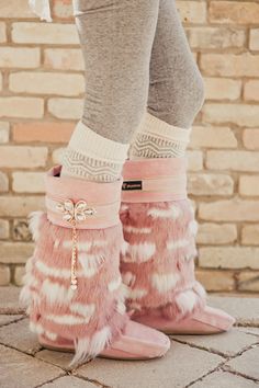 Yoko's Boots (photo by Erin Alexander Photography). Urban Mukluks by Julie Pedersen. Mukluk Boots Outfit, Moccasins Outfit, Mukluk Boots, Boots Photo, Native American Moccasins, Dressy Boots, Mcbling Fashion, Fuzzy Boots, Hippie Boots