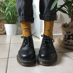 Oxfords With Dress, Martens Style, Shoes And Socks, Yellow Socks, Tokyo Street Fashion, Dr Shoes, Stylish Socks, Neue Outfits