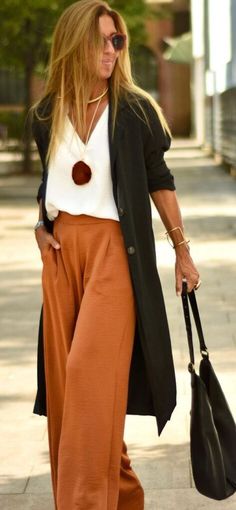 What to wear with palazzo pants (Complete Guide) Palazzo Pants Casual Outfit, Palazzo Pants Outfit Over 50, High Waisted Flowy Pants Outfit, Rust Palazzo Pants Outfit, Rust Pants Outfit Summer, Palazzo Work Outfit, Wide Leg Pants And Kimono Outfit, Black Slouchy Pants Outfit, Black Pants Black Cardigan Outfit