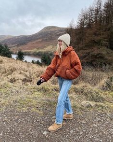 Hike Outfit Winter Aesthetic, Colorado Outfit Inspiration, North Dakota Winter Outfits, Mountain House Outfit, Casual Colorado Outfit, Cold Weather Outfits Hiking, Women’s Mountain Outfits, Arizona Hiking Outfit Winter, Winter Outfit Granola