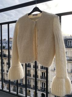 Hand Knitting Sweaters, What To Put Over A Dress, Winter Designer Outfits, Knitting Inspiration Fashion, Crop Sweater Outfit, Winter Dress Designing, Winter Dress Design, Cardigan 2023, Sweater Weather Outfits