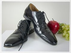 "Black leather Paul Smith shoes. The pre-loved condition is gently used. These great quality shoes could use a Topy; otherwise, there are still many years of life left. -Shoe size is marked as EURO 40 or UK 6, - I wear a size 40 or 9 women's and they fit,  -they fit a man's size 7 -The inside measures 11\" long - 3 1/2\" wide P.S. Follow me on Instagram @oshawa66vintage. I'm always adding new stuff!😊" 1980s Glass Bottoms Men Dress Shoe, Mens Vintage Fashion, Strap Jeans, Paul Smith Shoes, Smith Shoes, Gentleman Shoes, Designer Shoe, Vintage Denim Jeans, Velvet Shoes