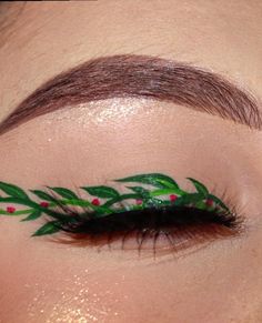 Christmas Graphic Eyeliner, Christmas Eyeliner Looks, Holiday Eyeliner, Christmas Eye Makeup Ideas, Disney Eye Makeup