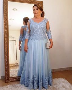 Vestido de madrinha azul: 110 ideias INCRÍVEIS para arrasar [FOTOS] Prom Dresses Lace Sleeves, Dress With Lace Sleeves, Tulle Applique, Mother Of Bride Dress, Dresses Tulle, Bridesmaid Colors, Groom Dresses, Military Ball, School Event