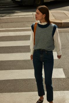 Outfit With Blue Sweater, Cool Mom Fits, Casual Work Outfits Colorful, Brooklyn Mom Style, All Navy Outfits For Women, Outfit Pull En Laine, Pantalon Mom Outfit, Jeans Shirt Outfit Woman, Shirt With Sweater Outfit