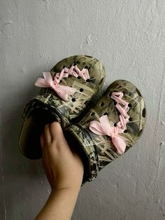 - 𝗳𝗼𝗹𝗹𝗼𝘄 𝟰 𝗺𝗼𝗿𝗲 ➚➚➚ Camo Crocs Outfit, Crocs Camo, Crocs Diy, Croc Outfits, Camo Crocs, Crocs Fashion, Pretty Sneakers, Trendy Shoes Sneakers, Pretty Shoes Sneakers