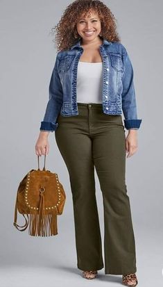 Plus Size Bootcut Jeans Outfits, Pear Body Type Outfits, Plus Size Petite Outfits, Plus Size Classic Style, Bootcut Jeans Outfit, Closet Redo, Alexa Webb, Denim For Women, Flattering Jeans