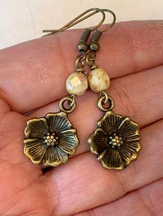 Earthy Jewelry Aesthetic, Earthy Accessories, Ropa Shabby Chic, Earthy Earrings, Diy Jewelry Pendants, Estilo Indie, Earthy Jewelry, Flower Dangle Earrings, Boho Crystal