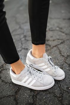 Sneakers are one of the best shoes – I can’t imagine comfier and more stylish shoes. Most of offices allow wearing Sneakers, so we strongly recommend you to try it as Sneakers can be a cool addition to any type of outfit. Looks with trousers, shorts and s Grey Adidas Shoes, Adidas Women Fashion, Look Adidas, Estilo Fitness, Adidas Fashion, Grey Adidas