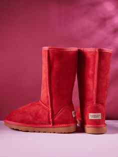 These high quality boots by SMAIBULUN™ Ugg exude elegance and sophistication. Made with premium suede, they provide comfort and style for any occasion. The classic red color adds a touch of vibrancy to your wardrobe. Perfect for the stylish and exclusive individual. 1'' heel 11.5'' shaft 15.5'' circumference Pull-on Suede upper Faux fur lining Man-made EVA sole Classic Red Winter Boots, High Quality Boots, Reindeer Headband, Hello Winter, Ugg Classic, Eva Sole, Daily Dress, Dress Jewelry, Color Free