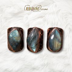 Experience the captivating benefits of labradorite with our Flash Labradorite Bronze Ring. Known as the stone of transformation and magick, labradorite carries a host of positive energies that make this ring not just a beautiful accessory, but also a meaningful addition to your collection. Key Benefits of Labradorite: Enhanced Intuition: Labradorite heightens intuition and psychic abilities, allowing you to trust your inner wisdom and navigate life with clarity. Transformation and Change: Embrac Artisan Moonstone Ring For Healing, Healing Labradorite Moonstone Ring, Handmade Labradorite Moonstone Ring In Spiritual Style, Mystical Labradorite Rings With Natural Stones, Spiritual Labradorite Jewelry With Natural Inclusions, Adjustable Mystical Labradorite Rings, Unique Labradorite Jewelry With Oxidized Finish, Adjustable Labradorite Crystal Ring, Unique Labradorite Jewelry For Collectors