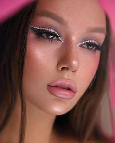 Maquiagem para o carnaval 2020- confira dicas pra cair na folia Makeup Contouring, Rhinestone Makeup, Rave Makeup, Fancy Makeup, Creative Eye Makeup, Creative Makeup Looks, Eye Makeup Art, Glitter Makeup, Glam Makeup