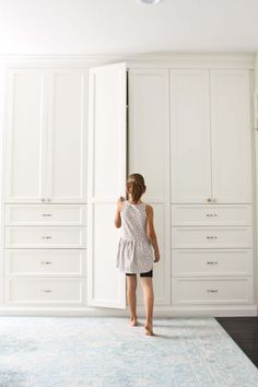 Closet Built Ins: The Genius Way to Convert Your Basic Space for Max Storage! Cabinet Closet Design, Built In Office Desk And Cabinets Small Space, Room Cabinets Bedrooms, White Closet Ideas, Cabinetry Bedroom, Closet With Desk, Build In Wardrobe Ideas, Wardrobe Closet Design, Florida Interiors