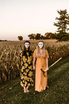 Cornfield Halloween Photoshoot, Scary Family Photoshoot, Halloween Cornfield Photoshoot, Best Friend Pictures Photo Shoots Halloween, Halloween Photoshoot Scary, Group Halloween Pictures, Halloween Self Portraits, Family Halloween Photoshoot Ideas, Halloween Group Photoshoot