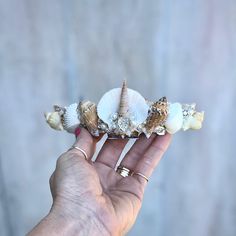 Diy Mermaid Crown, Femenine Fashion, Mermaid Bachelorette Party, Mermaid Photo Shoot, Mermaid Headpiece, Mermaid Crowns, Shell Crown, Mermaid Bachelorette, Crowns And Tiaras