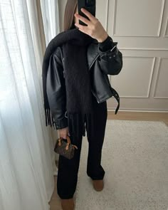 Winter Outfits 23, Black Sweatsuit Outfit, Outfit Ideas Hiver, Black Ugg Outfit, Black Uggs Outfit, Outfit Ugg, Inspi Outfit, Outfit With Uggs, Black Ootd