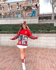 Walt Disney World Outfits Winter, Disneyland December Outfits, Disneyworld Christmas Outfit, Disneyland Outfits Christmas, Disney Holiday Outfits, Disneyland Outfits Winter