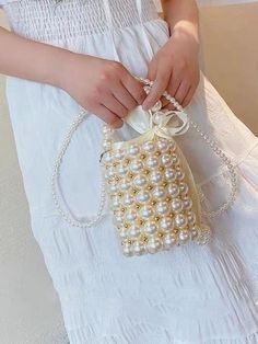 Detalles

 Presentamos nuestro minibolso de mano/bandolera Retro Pearl Essence, un accesorio atemporal que irradia elegancia y sofisticación.

 Disponible en varios colores y estilos, incluido blanquecino, degradado exquisito, color perla, flor pequeña hueca y más, este bolso seguramente realzará cualquier conjunto.

 Elaborado en un estilo retro europeo y americano, este bolso está fabricado con material de alta calidad, lo que garantiza durabilidad y longevidad.

 Su pequeña forma cuadrada añade un toque de encanto vintage, lo que lo convierte en un accesorio versátil para el uso diario.

 Con modernos adornos de cuentas, este bolso añade un toque de glamour a tu look.

 Ya sea que prefieras un estilo de mano o cruzado, este minibolso ofrece comodidad y estilo a partes iguales.

 Con su Crossbody Evening Bag With Pearl Handle, Spring Evening Bag With Pearl Handle, Elegant Summer Wedding Bag, Elegant Summer Wedding Bags, Elegant Wedding Bag For Summer, Cream Shoulder Bag With Pearl Handle For Summer, Summer Cream Shoulder Bag With Pearl Handle, Spring Party Shoulder Bag With Pearl Handle, Elegant White Mobile Phone Bag