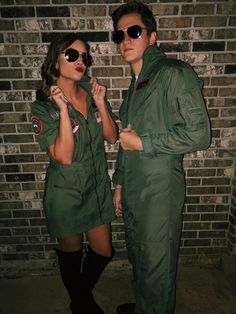 Greasers Couple Costume, Halloween Costume Topgun, Topgun Couples Costumes, Maverick Couple Costume, Top Halloween Costumes 2022, Topgun Couples Halloween Costume, 2022 Couples Halloween Costumes, Halloween Costumes 2022 Couple, 2022 Halloween Costume Couple