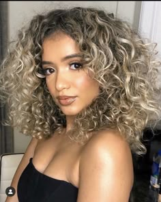 Curly Hair Fashion Color, Herringbone Highlights, Dark Roots Blonde Hair Balayage, Crazy Curly Hair, Curled Blonde Hair, Makeup Favs, Highlights Curly Hair, Silver Blonde Hair, Diy Hair Color