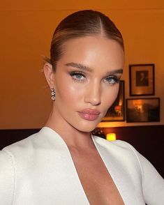 Rosie Huntington Whiteley Makeup, Nikki Makeup, Eyebrow Trends, Celebrity Makeup Looks, Fresh Makeup, Mode Zara, Bridal Makeup Looks, Kelly Bag