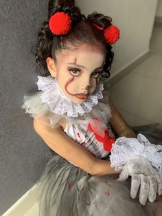 Pennywise Makeup Girl Kid, Anabelle Makeup Halloween, Pennywise Makeup Girl, Pennywise Halloween Costume, Disfarces Halloween, Scary Clown Costume, Clown Hair, Handmade Halloween Costumes, Halloween Costume Toddler Girl