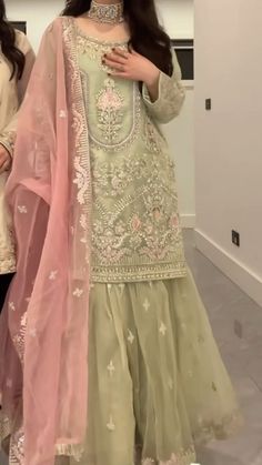 Suits For Marriage Indian Women, Bride Sister Wedding Outfit, Modest Indian Outfit, Lehnga For Sister's Wedding, Reception Dress For Groom Sister, Pakistani Shadi Dresses, Shaadi Outfits Desi Wedding, Heavy Pakistani Suits Party Wear, Pakistani Fancy Dresses Wedding Outfits