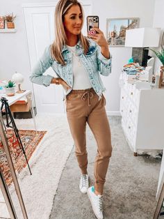 Home Outfit Women, Casual Home Outfits, Wfh Outfits, Work From Home Outfit, Joggers Outfit, Brown Pants, Home Outfit, Work Outfits Women, Professional Outfits