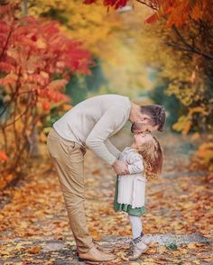 Autumn Family Photography Ideas, Fall Orchard Photoshoot, Family Autumn Photoshoot, Creative Family Pictures, Russian Photography, Fall Photo Booth, Fall Photoshoot Family, Autumn Photography Portrait, Fall Maternity Photos