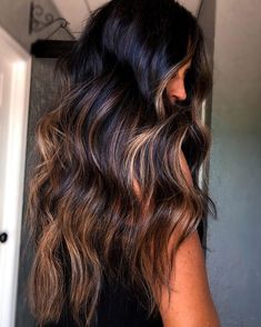 Black And Carmel Ombre Hair, Black Hair Carmel Highlight, Summer Hair For Dark Brunettes, Black And Caramel Balayage, Black Hair With Caramel Money Piece, Black Hair With Pop Of Color, Dimensional Brunette Cool Tone, Black Hair With Honey Highlights, Dark Hair With Light Ends