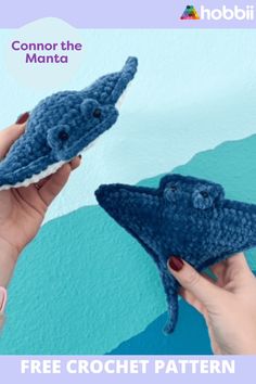 two crocheted alligators are being held up in front of a blue background with the text, free crochet pattern