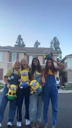 Halloween Costumes For Families, 4 People Halloween Costumes, Halloween Costumes Trio, Halloween Costumes Trendy, 4 Person Halloween Costumes, Girl Group Halloween Costumes, Trio Halloween Costume Ideas, Trio Halloween Costume, Minion Halloween