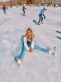 Ice skating ice rink blue leggings aesthetic picture cute Christmas ideas I’ve Skating Outfit Winter, Preppy Ice Skating Outfits, Ice Skating Photo Ideas With Friends, Ice Skating Picture Ideas, Ice Skating Rink Outfit, Outdoor Ice Skating Outfit