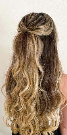 Half Up Down Hairstyles Wedding, Bridesmaid Hair Down And Curled, Teased Half Up Half Down Wedding Hair, Half Up Half Down Engagement Hair, Gala Hairstyles Long Hair, Brunette Half Up Wedding Hair, Middle Parting Half Up Half Down, Wedding Hair Guest Long, Half Up Half Down Party Pony