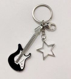 Y2k Guitar, Star Guitar, Key Chain For Men, Heart Key Chain, Cool Keychains, Guitar Obsession, Chain For Men, Punk Vintage, Heart Key