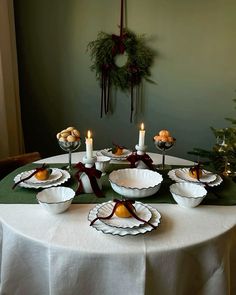 Christmas Table Round, Table Decorations Winter, Christmas Table Set Up, Xmas Dinner Table, Holiday Kitchen Decor, Dinner Party Table