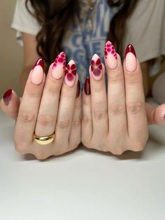 The most perfect nail inspiration for fall or just any cool weather occasion. Red snake print, red flower nails, red french tips, old money red nails. Inspo from Nails_by_liv_ on instagram Red Nails With Snake Design, Autumn Red Nails Design, Red Nails W Design, Dou Yin Nails, Cute Red Gel Nails, Red Snake Print Nails, Love Nails Design Valentines Day, Y2knails Ideas, Cranberry Red Nails Design