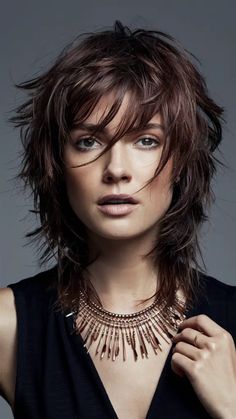 33 Layered Fall Hairstyles 2024: Trendy Cuts for Short, Medium, and Long Hair Fall Short Hair 2024, Choppy Layered Haircuts, Corte Shag, Layered Shag, Rocker Hair, Deco Champetre, Shaggy Short Hair, Fall Hairstyles, Hairstyles 2024